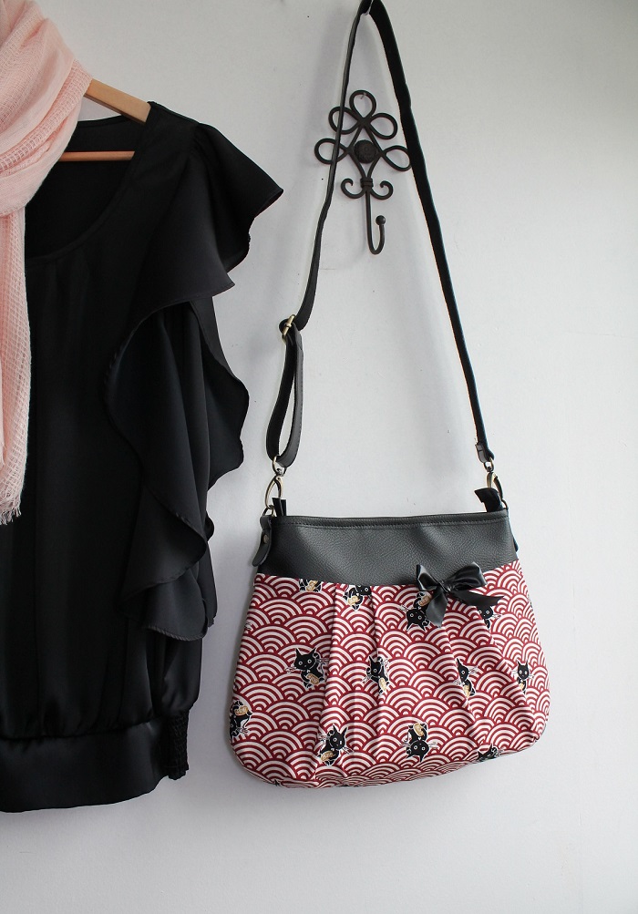 Cross body - shoulder bag - zipper closure - Cats Maneki red white - black faux leather